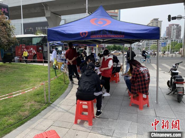 武汉市民积极响应无偿献血倡议 三天献血近百万