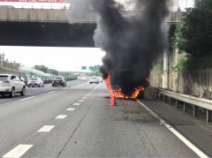 国道2号联结车火烧车 烈焰黑烟狂窜画面曝