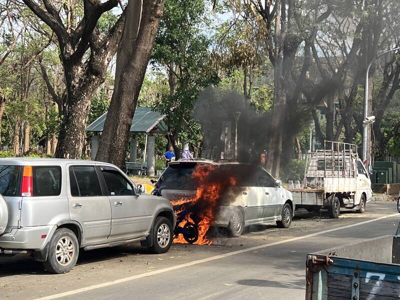 高雄盐埕区大安街1辆电动二轮车3天前故障停放于路旁，今早突然起火并波及2辆汽车。（民众提供）