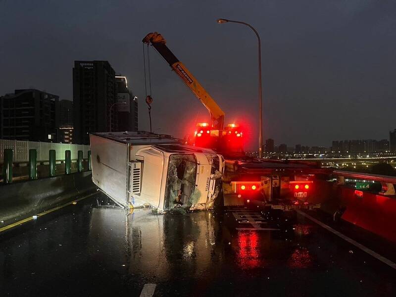 疑天雨路滑造成小货车在台64线翻车。（记者徐圣伦翻摄）