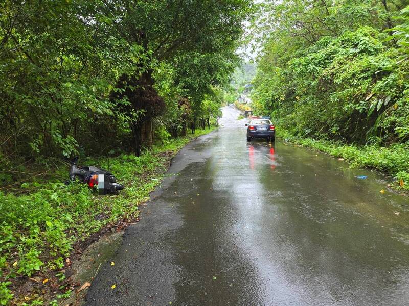 新北市吴姓妇人今天上午骑机车行经中和兴南路三段时，疑因天雨路滑加上道路陡峭摔车，一度失去呼吸心跳送医抢救。（记者陆运锋翻摄）