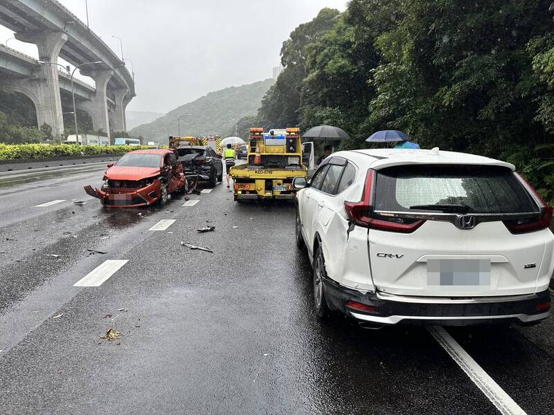 国道1号北上39.7公里林口路段，今中午12时许发生8车连撞车祸，（记者徐圣伦翻摄）