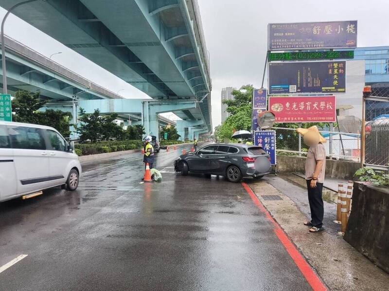 警方于车祸现场进行交通疏导。（记者徐圣伦翻摄）