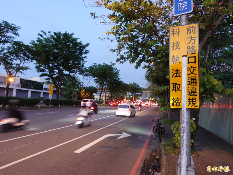 台中市今年1至9月，各路口科技执法的开罚件数，由北屯区环中东路与太原路口夺得第一名，共开出7211张罚单，平均一天开将近27张罚单。（记者张瑞桢摄）