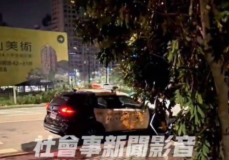 民众深夜发现警车停放于路口，但车上警员却坐在副驾驶座上玩手游，将夸张行程全拍下。（撷取自社会事新闻影音）