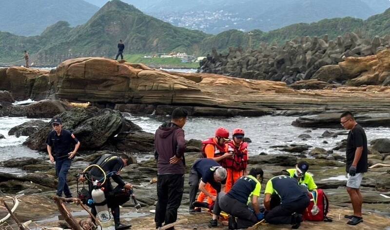 陈姓男子今天上午与2名潜伴在基隆望海巷海域潜水时，被陈姓潜伴发现陷入昏迷；经陈姓潜伴将他救上岸送医急救，陈男仍溺水不治。（记者林嘉东翻摄）