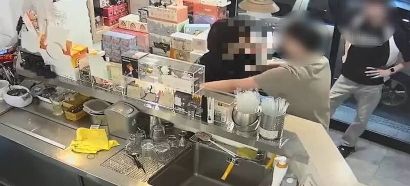 陈嫌（左）到台北市大安区某饮料店窃取玩具公仔，被发现后还出拳伤人，随即遭店长及员工压制并报警。（记者陆运锋翻摄）