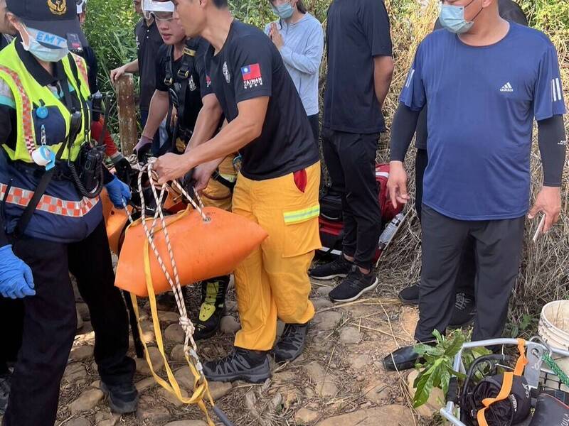 彰化夫妻档爬山，惟妻子却不慎坠落50公尺边坡，头部受到重创不幸天人永隔。（记者刘滨铨翻摄）