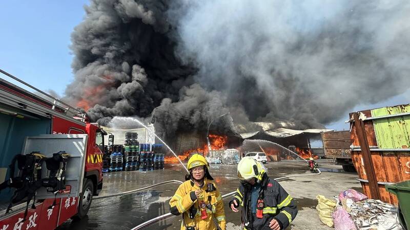 高雄永安区保安路一间存放塑胶粒仓库，今天上午9点多突然起火燃烧。（民众提供）