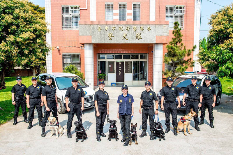 台中市警犬队初代女队长陈玉梅（中）不舍狗狗退休。（读者提供）