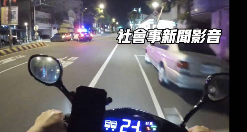 中坜警方凌晨街头拦捕伪造车牌改装车辆，二度上演警匪街头追逐战，。（图取自「社会事新闻影音」社群）