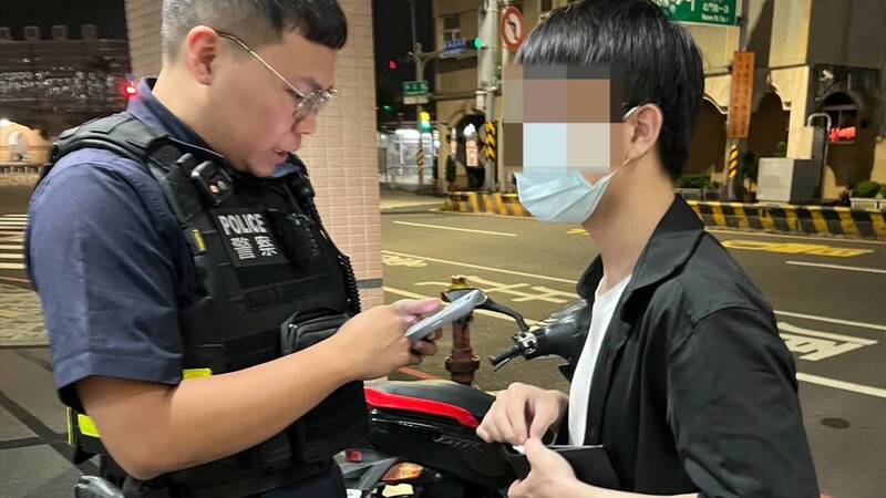 台南20岁男子为见网恋女友险遭诈骗，幸超商店员报警，警方即时阻诈，避免损失1万元。（民众提供）