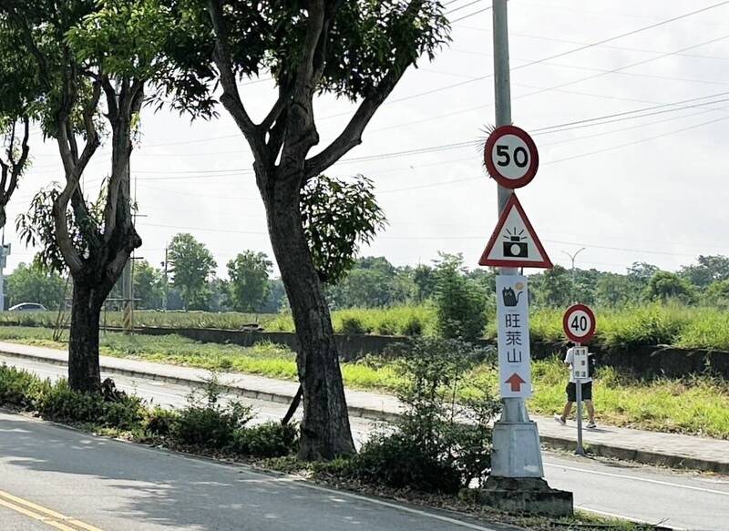 嘉义县警方在靠近中正大学的大学路与正大路口设置科技执法设备。（警方提供）