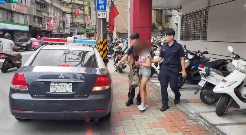 遭通缉的林女手提包内，被警方搜出大批丧尸烟弹及毒品，询后移送地检署侦办。（记者陆运锋翻摄）