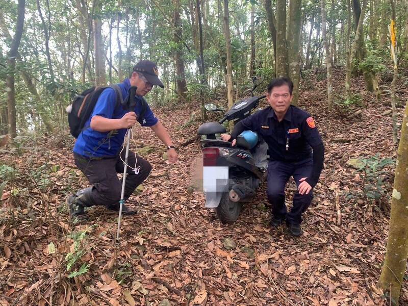 警方在五公山登山口发现找到黄男的机车。（民众提供）