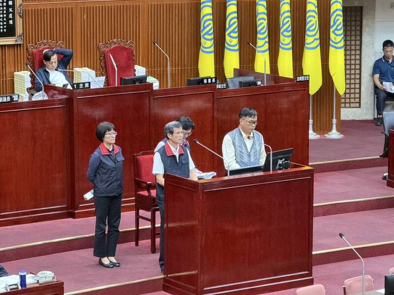 台北市议会警政卫生部门质询，台北市警察局长李西河（左二）回应15岁少年无照车祸案。（记者甘孟霖摄）