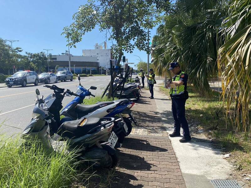 台东警方今天开始在台东火车站周边取缔机车违停。（记者黄明堂翻摄）