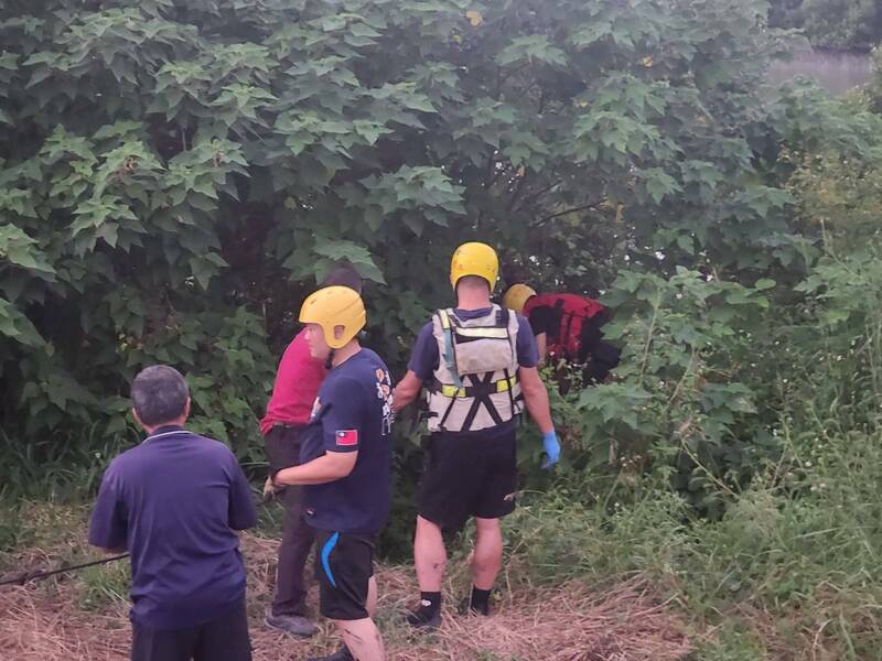 南市和纬路五段盐水溪水域惊见1具男性浮尸，由于浮尸浸泡在烂泥消防人员花了近1小时才将其打捞上岸。（民众提供）