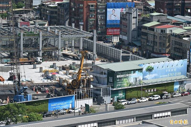 京华城土城被扣押，地主鼎越开发公司抗告成功，高等法院今天撤销原裁定，发回台北地院更裁。（资料照）