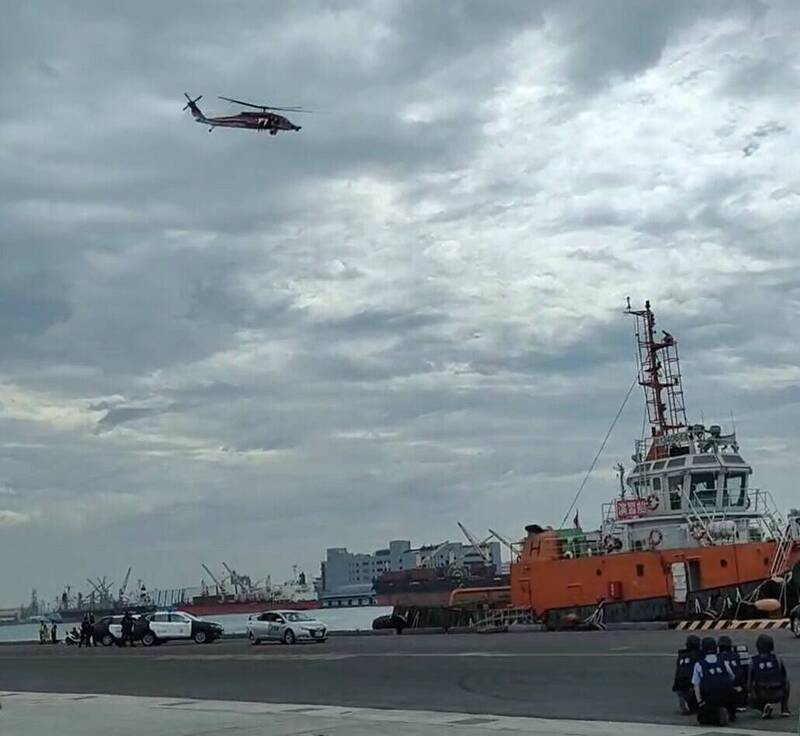 空勤总队支援直升机演练。（图由高雄港务警察总队提供）