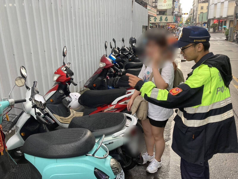 员警替王女找到手机。（警方提供）