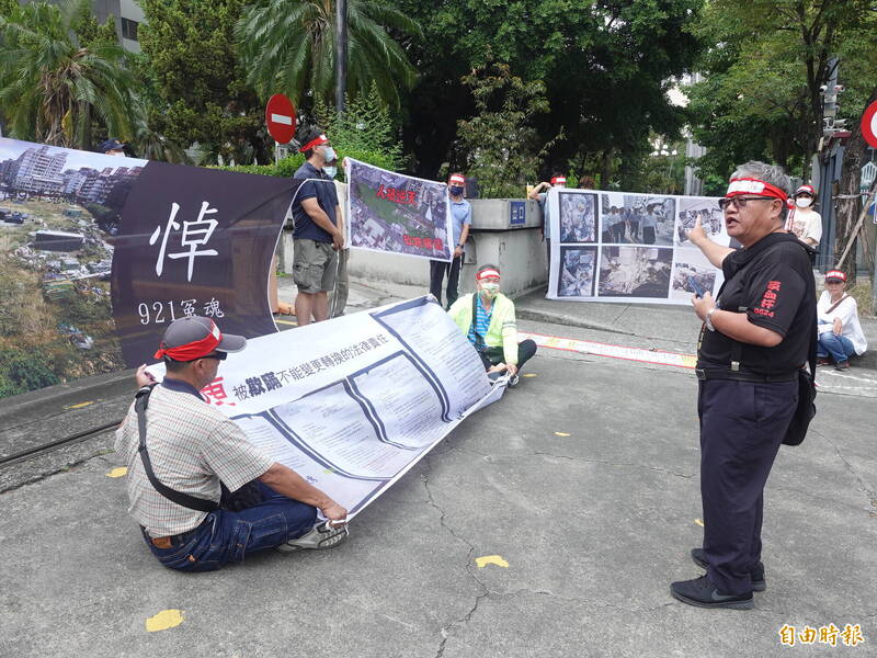 「新坪生活公园社区重建促进会」成员今天到台中地检署，控告台中市长卢秀燕渎职与图利罪。 （记者张瑞桢摄）