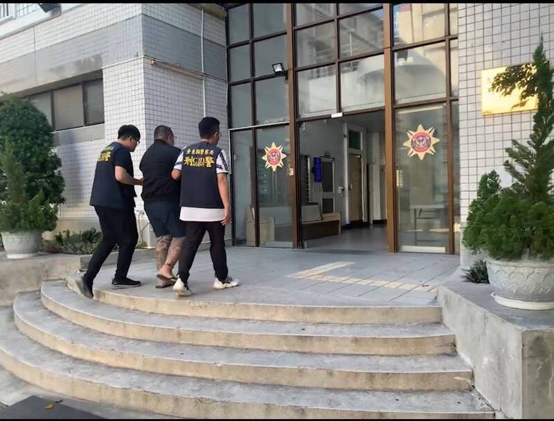 警方拘捕诈骗集团许姓主嫌。（警方提供）