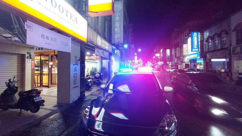 宜兰市区今晚爆持刀砍人事件，松饼屋男店员左手臂中刀溅血。（民众提供）