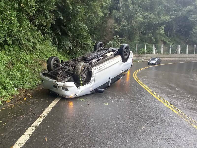 休旅车撞山壁翻覆，驾驶不见踪影，警方搜索中。（记者徐圣伦翻摄）