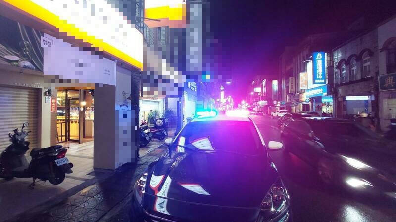 宜兰市一间松饼屋男店员被人持西瓜刀砍伤，警方查出2少年涉案。（图由民众提供）