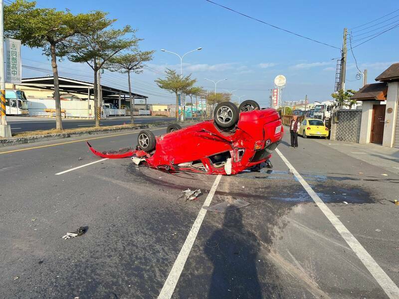 吴柏翰吸毒后驾驶红色轿车狂飙，撞死下班的警察，他的轿车也当场翻覆。（民众提供）