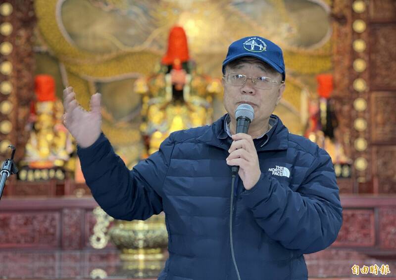 李沃士离开县长职位，全心投入宗教「为神明服务」，日前还在为金门玄佑宫将举行新道场安座入火大典出面说明。（记者吴正庭摄）