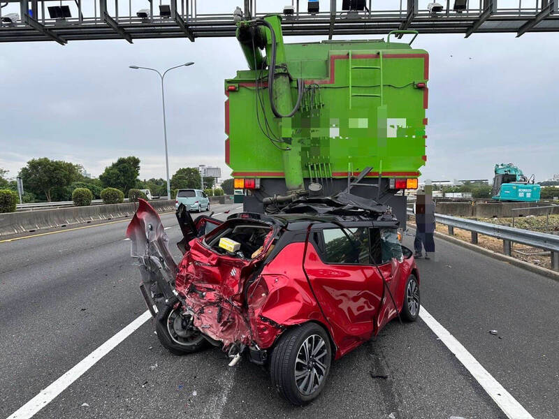 国道1号南向台南仁德路段发生1部大货车追撞前方3辆大小车的事故，造成2人受伤送医。（读者提供）