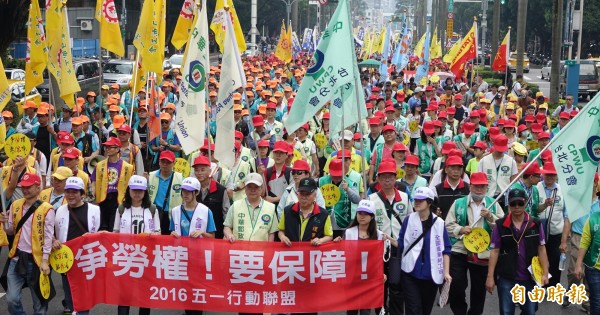 五一「争劳权、要保障」劳工大游行，1日下午在民进党中央党部前呛声后出发，经立法院游行到凯达格兰大道，要向执政者表达捍卫劳权的决心。（记者刘信德摄）