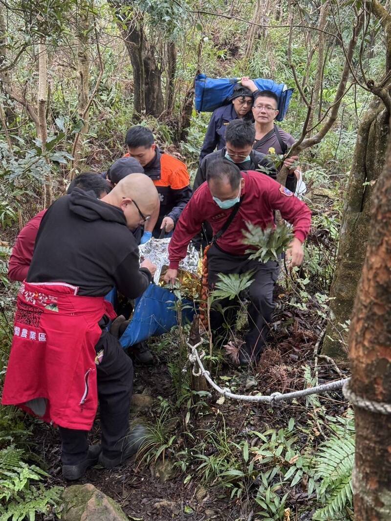 文山一分局与消防及义消协力，成功将老妇救出，送往医院后奇迹般生还。 （记者郑景议翻摄）