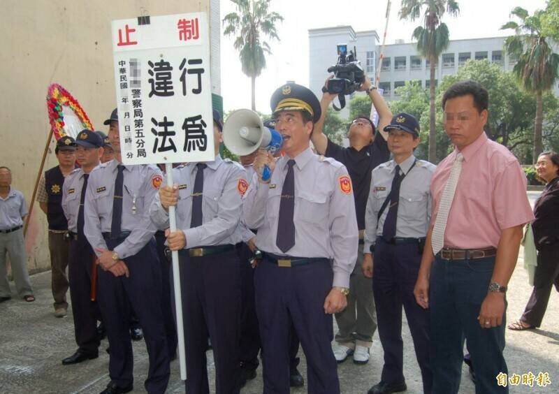 蔡姓男子到高市府抗议被警方依违反社维法送办，法官认为警方执法有问题，撤销对蔡男的罚单。示意图非新闻事件（资料照）