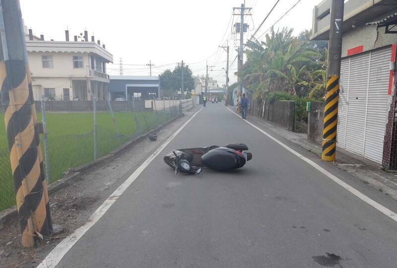 颜男酒驾搭载许男，行经埤头乡中南路时，不慎撞到路旁农地围篱而摔车，被判8年6月徒刑。（图由民众提供）