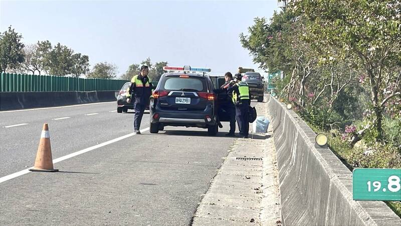 疑似毒驾肇事逃逸，在嘉义东西向快速公路鹿草段遭警方缉捕到案。（民众提供）