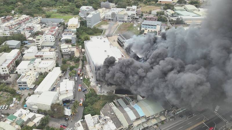 全联仓储大火造成9人死亡，中检认为是切割火星引燃PS保温板。（消防局提供）