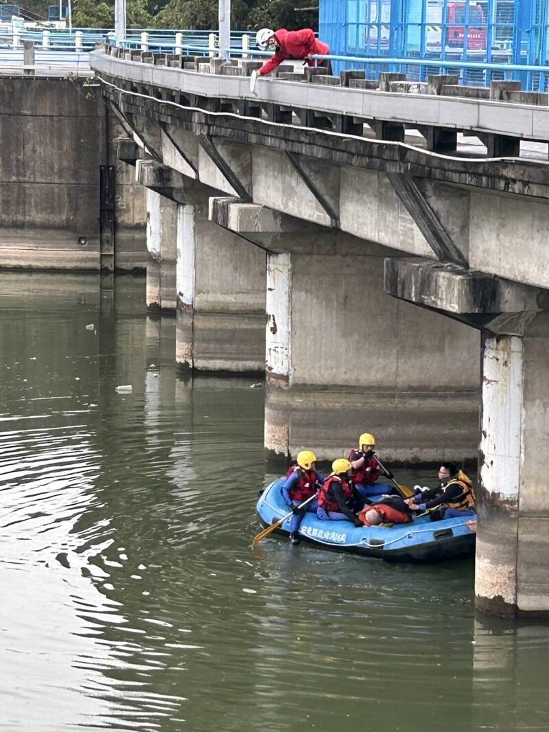 苗栗县消防局人员在明德水库大坝搜寻谢翁下落。（苗栗县消防局提供）