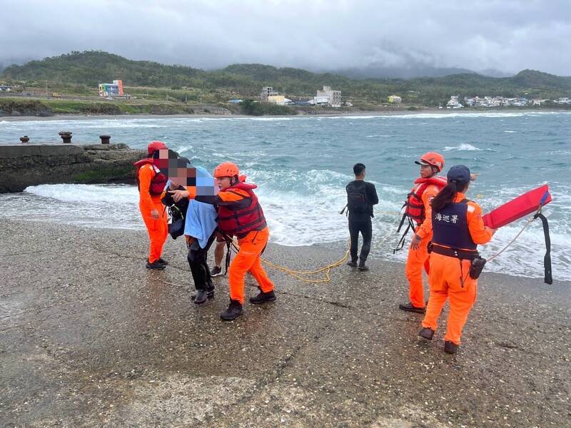 一名钓客在台东县长滨乡乌石鼻渔港落海，海巡人员救起。（记者黄明堂翻摄）