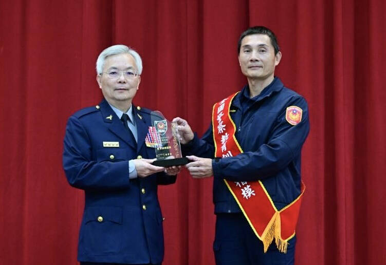 台南新营警分局教官程宥富（右）获得年度警察教育训练楷模殊荣，由警政署长张荣兴（左）颁奖。（分局提供）