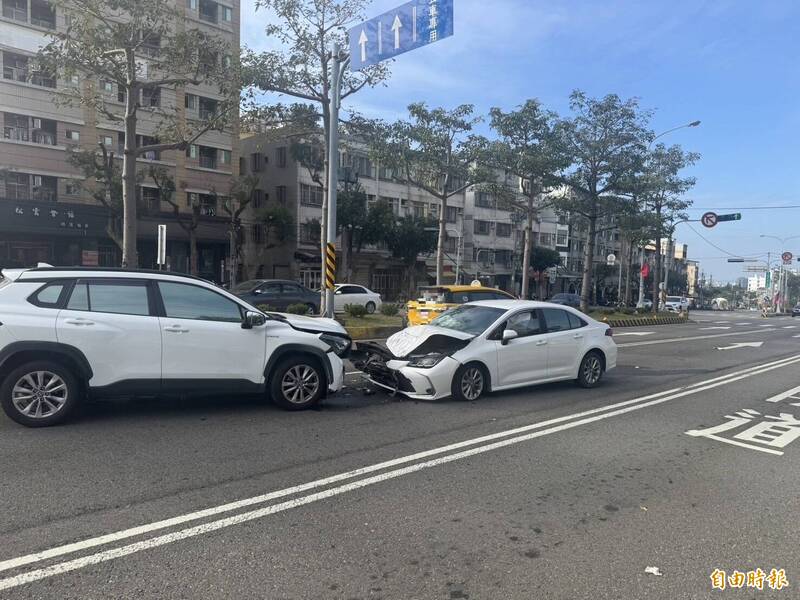 洪男驾驶租来的轿车突逆向闯入对向车道，与王男的轿车对撞。（民众提供）