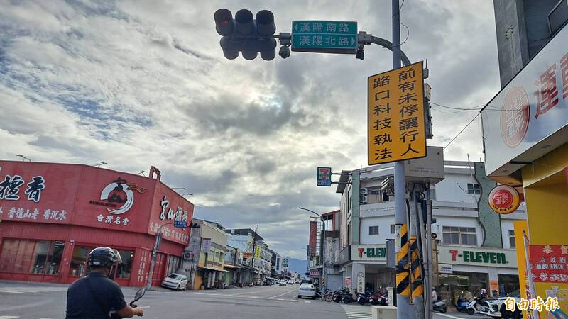 台东县新增7处科技执法地点，元旦启用，图为台东市中华路与汉阳北路口。（记者黄明堂摄）