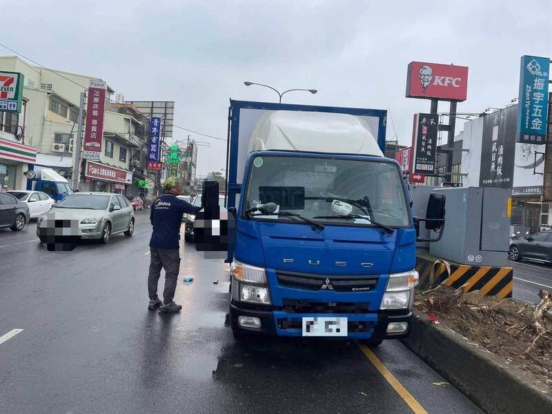 货车行驶中，15岁少女突然冲出撞上，少女将挨罚。（民众提供）