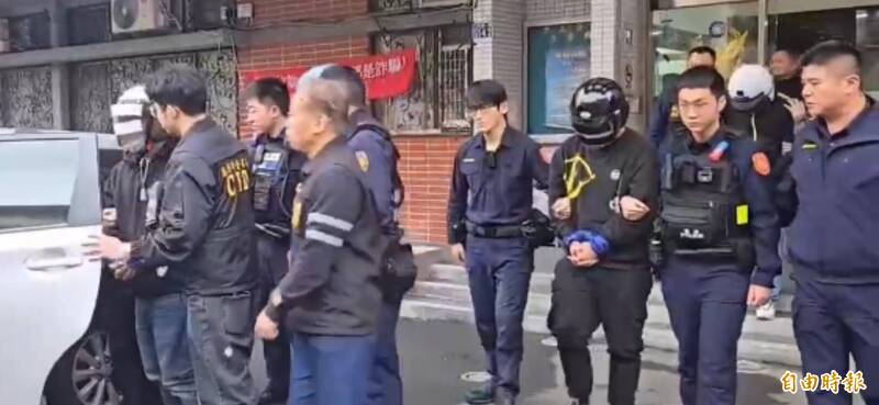 检警侦办基隆冰柜藏尸案，有黑道背景的陈姓债主今凌晨带著林姓、江姓小弟投案，并供出另名参与行凶的陈姓小弟。 （记者林嘉东摄）