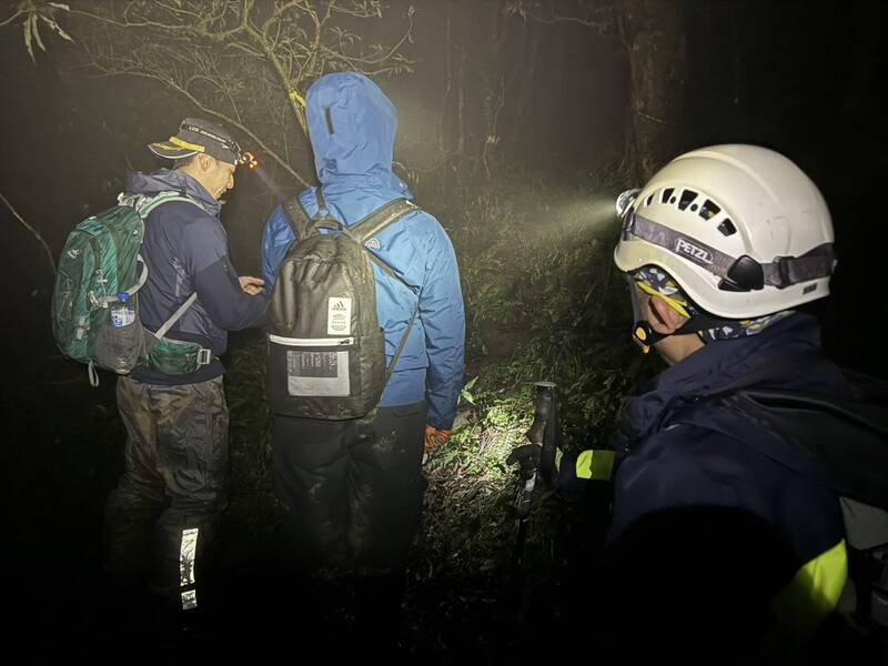 警消昨深夜开始搜寻至今晨5时许仍未果，今天早上8时许再度集结搜寻。（记者陆运锋翻摄）