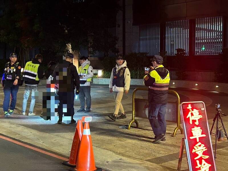 新北中和警方于2日及6日执行联合稽查，共举发38件非法改装及相关交通违规，罚款金额超过10万元。（记者陆运锋翻摄）