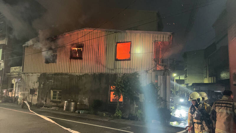 台南永康大湾地区1栋顶楼加盖铁皮建物，10日晚间发生火灾。（民众提供）