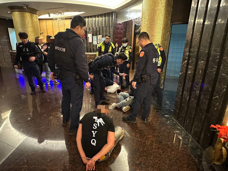 当铺员工聚餐酒后口角警关切遭阻，3人被带回管束开罚约制。（民众提供）